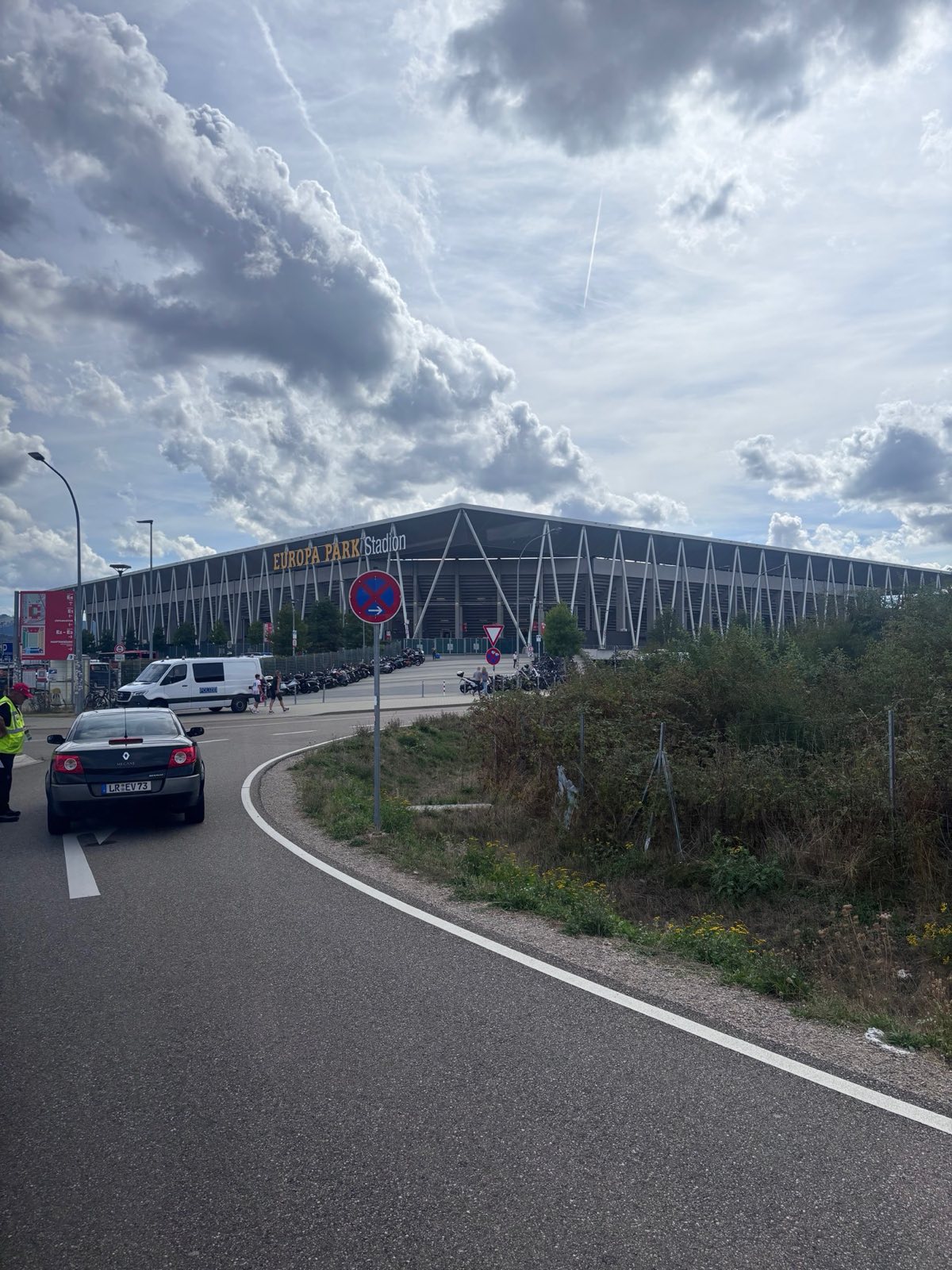 Außenansicht des Europa-Park Stadions in Freiburg mit Schriftzug am Stadiondach.