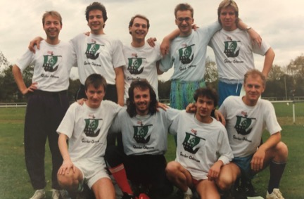 Mannschaftsfoto des Werder-Fanclubs 'Werder Odyssee' von 1996 in selbst gestalteten T-Shirts, vollständig und im Original-Bildausschnitt.