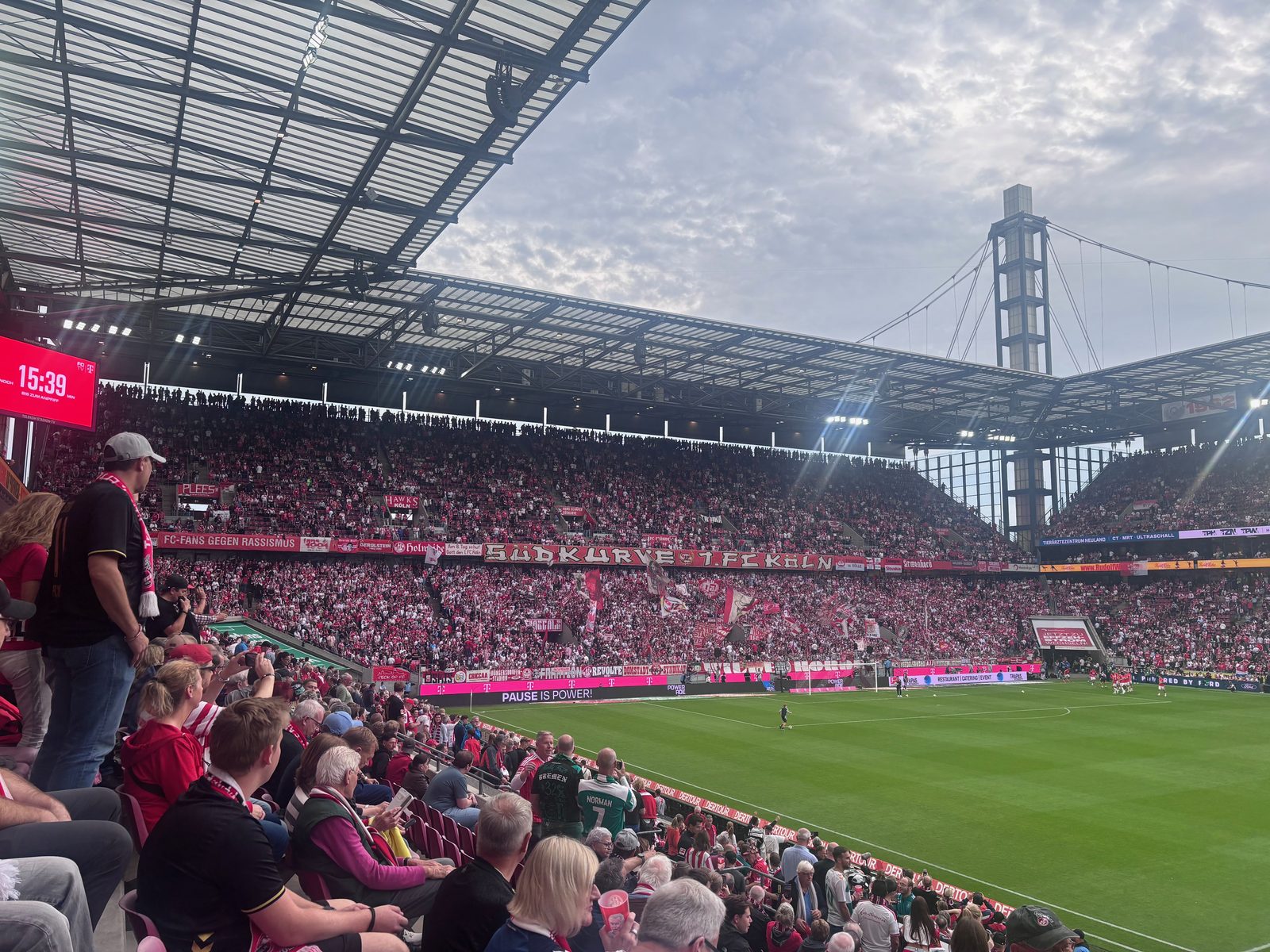 Blick über das gefüllte RheinEnergieStadion mit der rot-weißen Südkurve des 1. FC Köln vor dem Anpfiff.